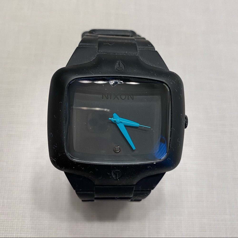 Nixon 100M Black Rubber Player
